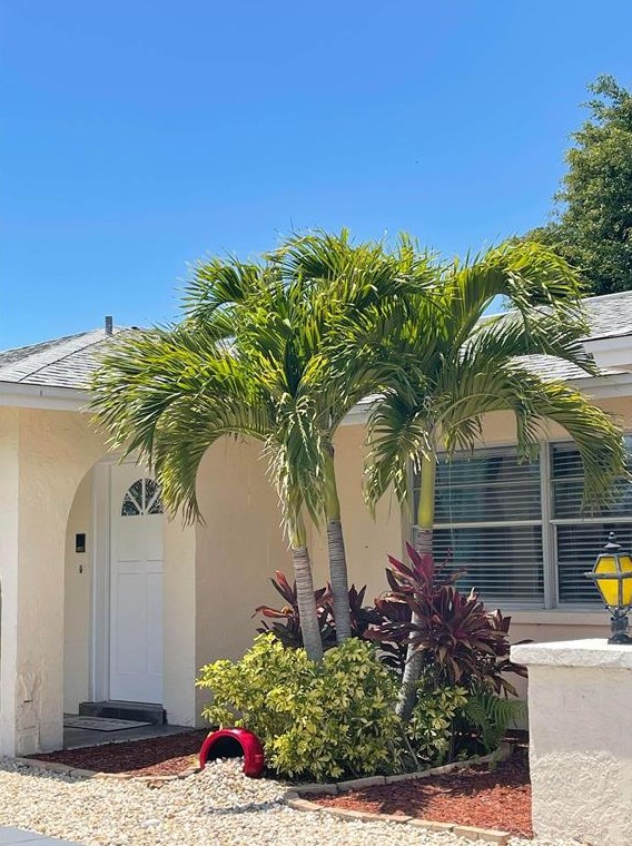 527 Chevy Chase Dr, Sarasota FL 34243-1317 exterior