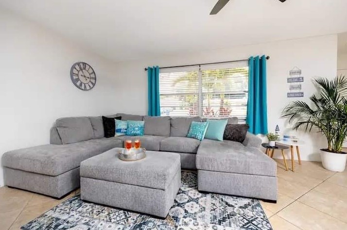 527 Chevy Chase Dr, Sarasota FL 34243-1317 exterior