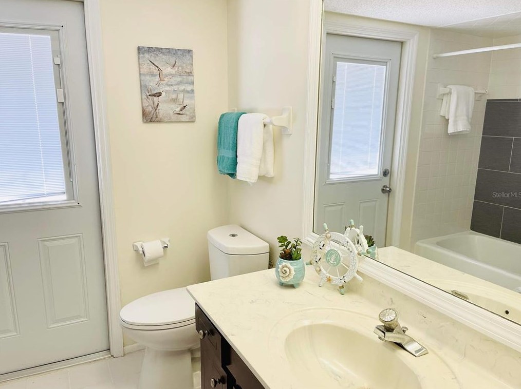 527 Chevy Chase Dr, Sarasota FL 34243-1317 exterior