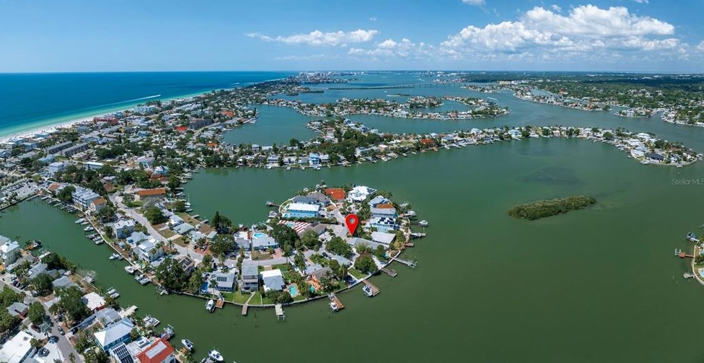 437 18 Ave, Belleair Beach FL  33785-2921 exterior