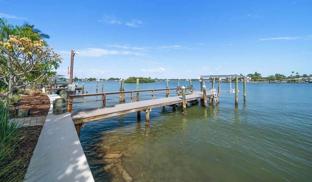 437 18 Ave, Belleair Beach FL  33785-2921 exterior
