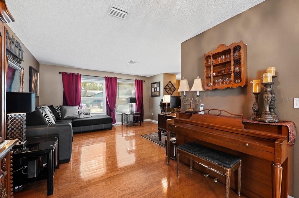 125 Cherry Laurel Dr, Palm Harbor FL  34683-4818 exterior