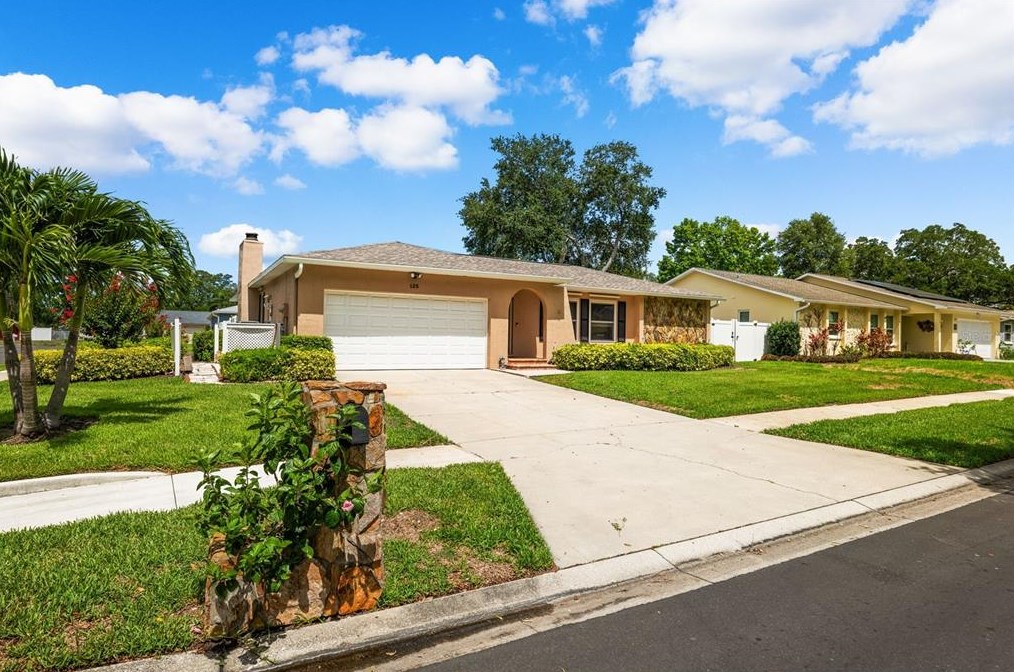 125 Cherry Laurel Dr, Palm Harbor FL  34683-4818 exterior