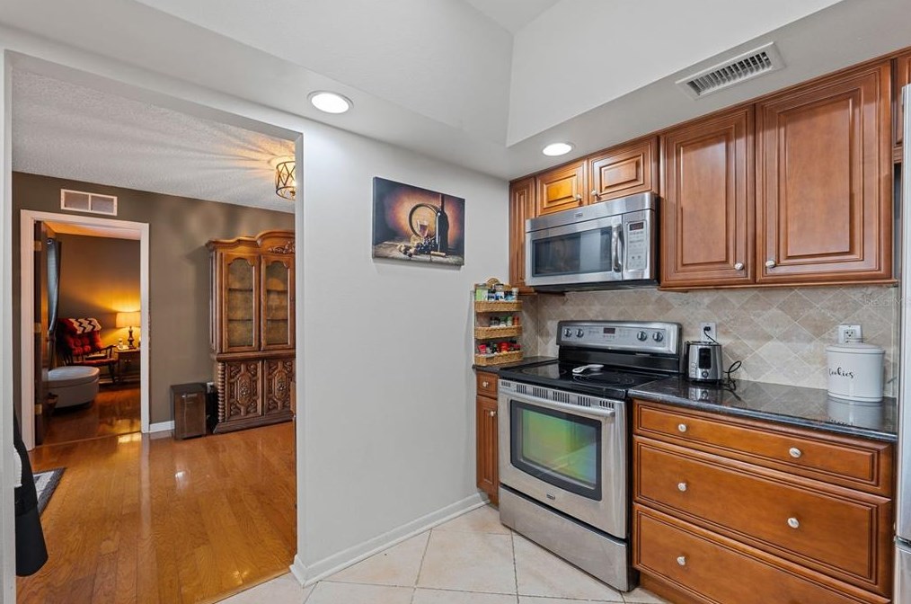 125 Cherry Laurel Dr, Palm Harbor FL  34683-4818 exterior