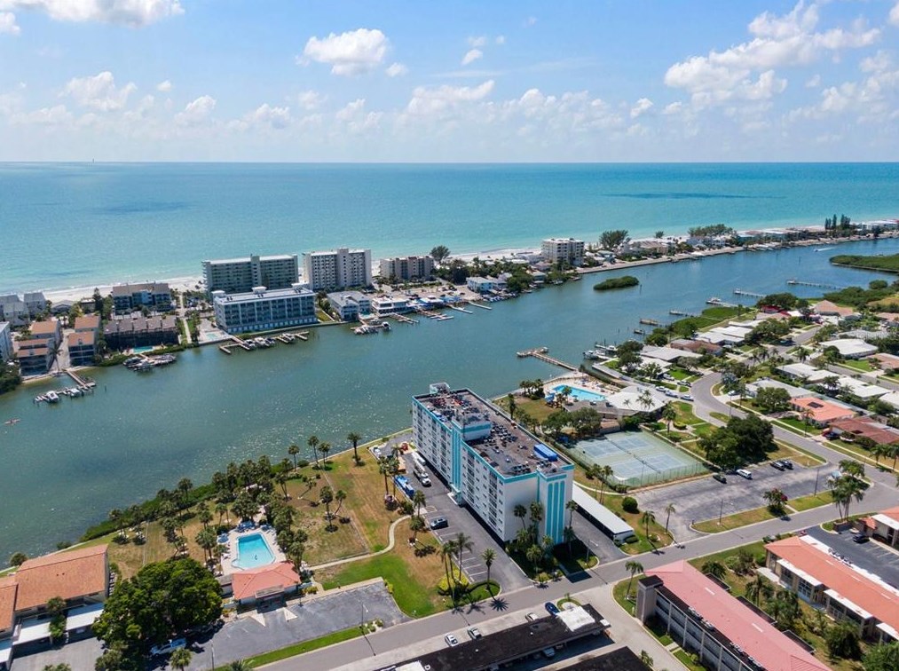 10190 Imperial Point Dr, Largo FL  33774-4925 exterior