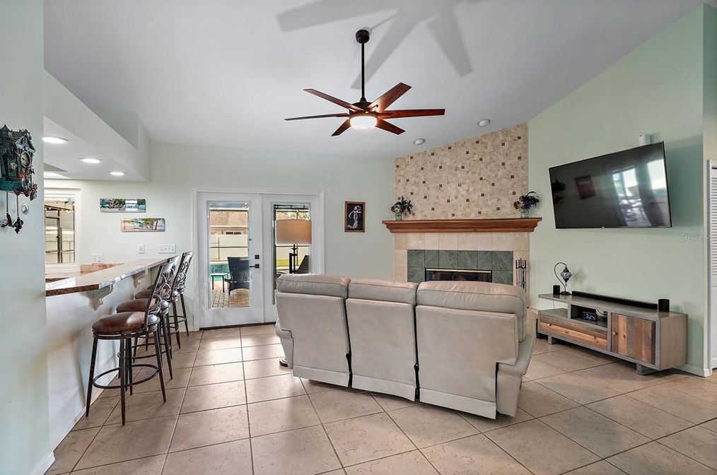 3726 17th Ave, Saint Petersburg FL  33711-2502 exterior