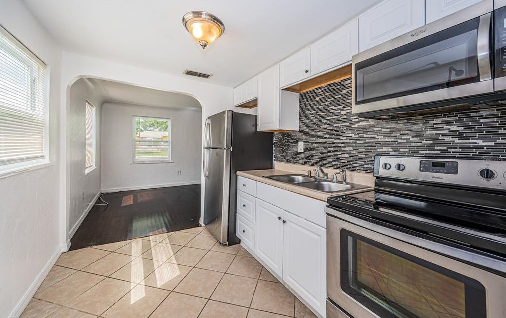3930 42 Ave, Saint Petersburg FL  33703-5826 exterior