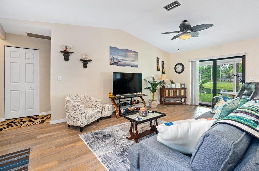 800 Acorn Ln, Daytona Beach FL  32127-4926 exterior