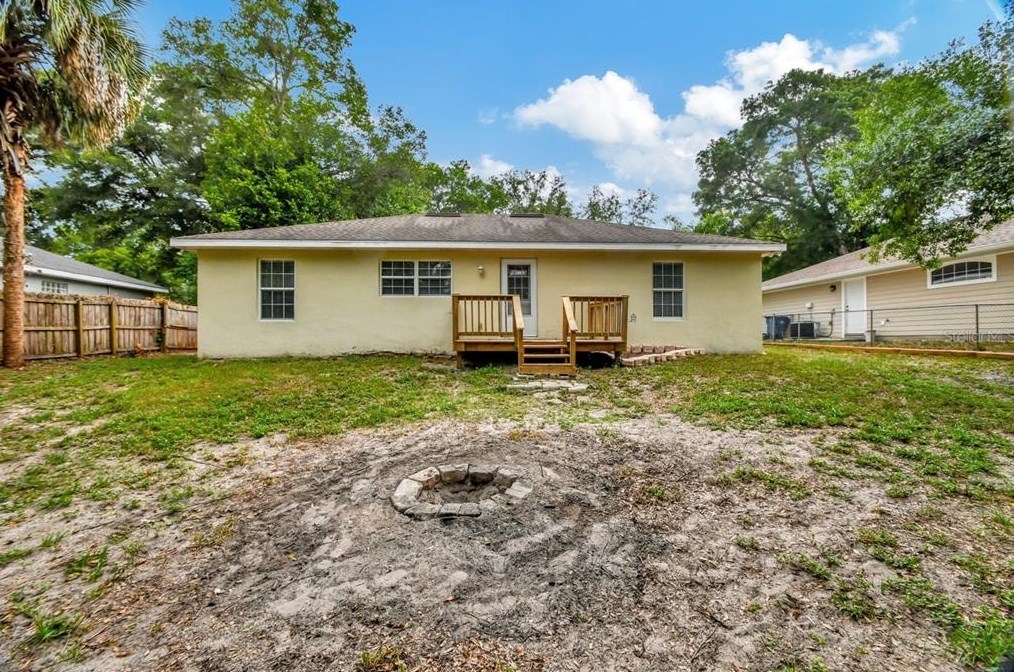 1104 Helen Dr, Deland FL  32720-9500 exterior