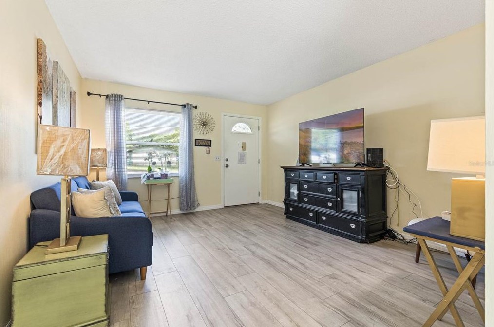 1045 Oaktree Ln, Deland FL  32720-7234 exterior