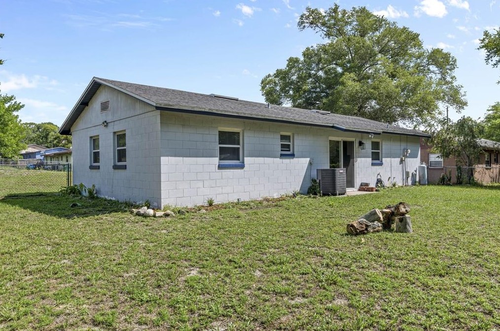 1045 Oaktree Ln, Deland FL  32720-7234 exterior