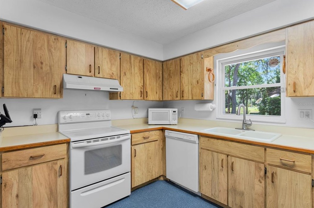 894 Stonybrook Cir, Daytona Beach FL  32127-4954 exterior