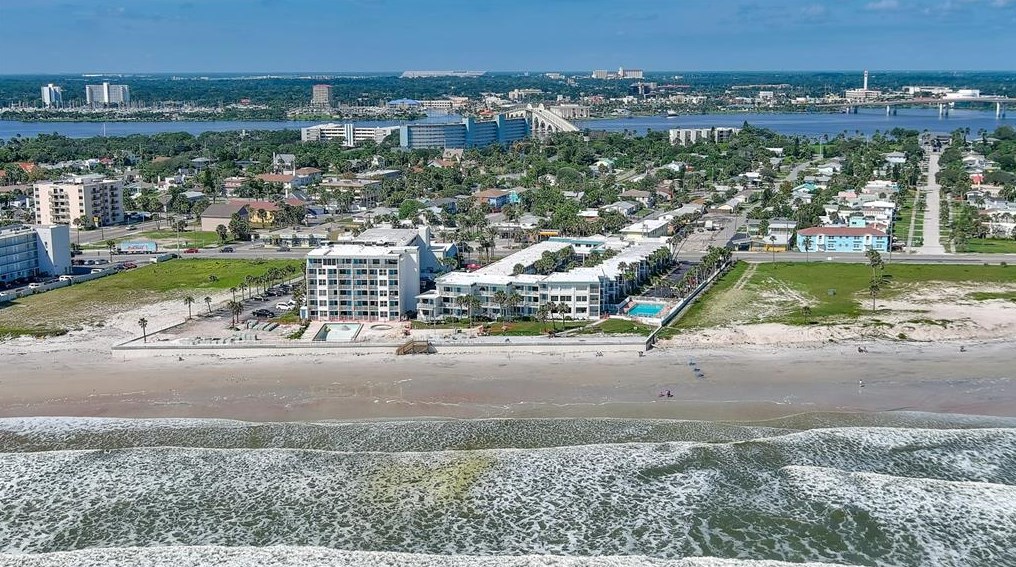 935 Atlantic Ave, Daytona Beach FL  32118-3717 exterior