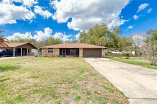 27727 Lois Dr, Tavares, FL 32778 - Photo 3