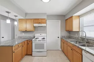 2852 English Dr, Deltona, FL 32738 - Photo 11