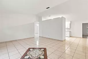 1098 E DeCarlo Dr, Deltona, FL 32725 - Photo 13