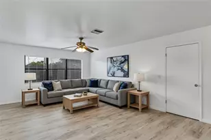 1402 Crystal Ct, Tavares, FL 32778 - Photo 5