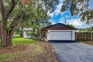 1402 Crystal Ct, Tavares, FL 32778 - Photo 1