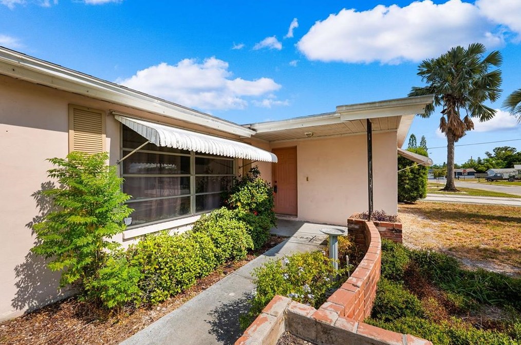 3221 Sanford Dr, Tarpon Springs FL  34691-1043 exterior