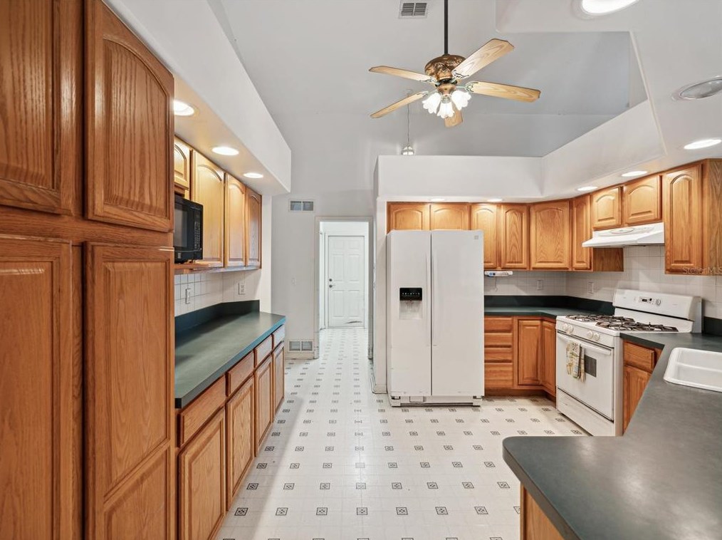 8402 Shaw Rd, Brooksville FL  34602-7182 exterior