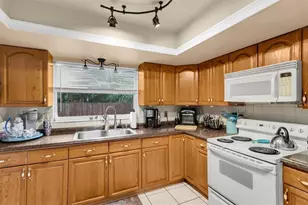 311 Bay St, Tarpon Springs, FL 34689 - Photo 9