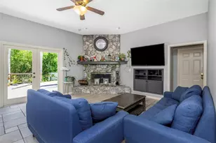 1065 Sable Ct N E, Saint Petersburg, FL 33702 - Photo 5