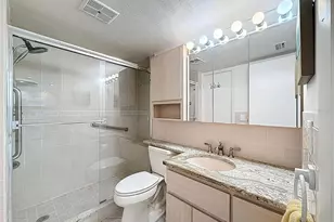 4550 Cove Cir, Saint Petersburg, FL 33708 - Photo 17