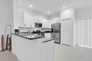 8211 Crescent Oaks Dr, New Port Richey, FL 34655 - Photo 9