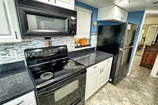 21107 Fountain View Ln, Lutz, FL 33558 - Photo 9