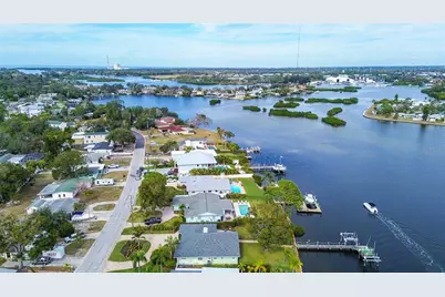 718 Bayshore Drive, Tarpon Springs, FL 34689 - Photo 5
