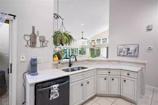 7815 Geneva Ln, Sarasota, FL 34243 - Photo 15