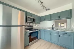 5415 Parkside Villas Dr, Saint Petersburg, FL 33709 - Photo 3