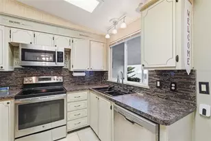 2101 Maui Dr, Holiday, FL 34691 - Photo 3