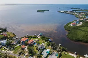 1626 Seabreeze Dr, Tarpon Springs, FL 34689 - Photo 11
