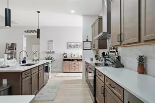 9013 Mississippi Run, Weeki Wachee, FL 34613 - Photo 11