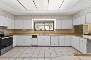 10700 Luscombe Ct, New Port Richey, FL 34654 - Photo 5