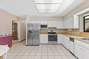 10700 Luscombe Ct, New Port Richey, FL 34654 - Photo 7