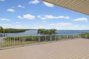 1647 Seabreeze Dr, Tarpon Springs, FL 34689 - Photo 17