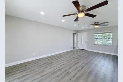 307 87th Avenue NE, Saint Petersburg, FL 33702 - Photo 3