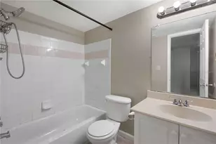 204 Pine Tulip Ct, Tampa, FL 33612 - Photo 9