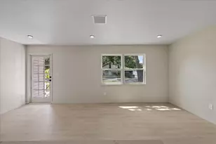8211 Diagonal Rd N, Saint Petersburg, FL 33702 - Photo 11