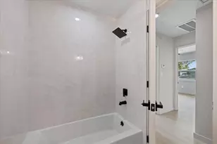 8211 Diagonal Rd N, Saint Petersburg, FL 33702 - Photo 23