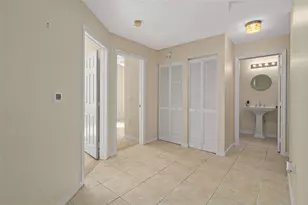 701 Mirror Lake Dr N, Saint Petersburg, FL 33701 - Photo 21