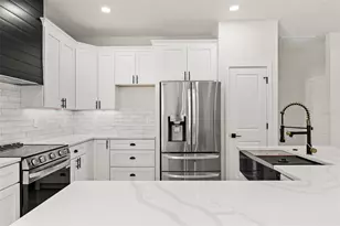 10439 Gypsy Ave, Weeki Wachee, FL 34613 - Photo 5