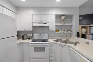 701 Mirror Lake Dr N, Saint Petersburg, FL 33701 - Photo 17