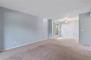 10455 Carrollbrook Ct, Tampa, FL 33618 - Photo 5