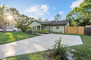 2915 Woodpine Cir, Sarasota, FL 34231 - Photo 1