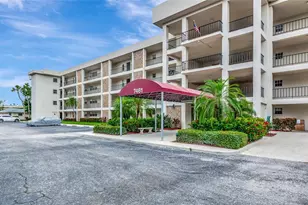 7461 W Country Club Dr N, Sarasota, FL 34243 - Photo 1