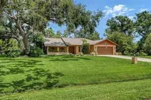 5879 Ravenwood Dr, Sarasota, FL 34243 - Photo 1