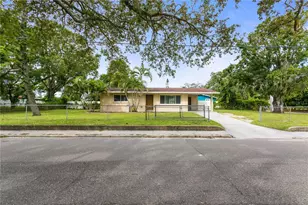 1904 5th St W, Bradenton, FL 34205 - Photo 1